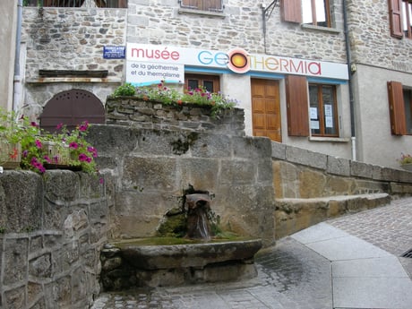 Outlet of the River Par in front of the Chaudes-Aigues Geothermal Museum (J-Elle [Wikimedia Commons])