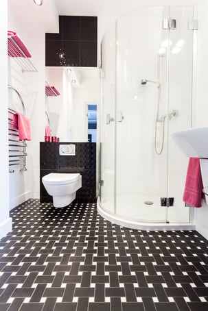 Vibrant cottage - Interior of a black and white bathroom