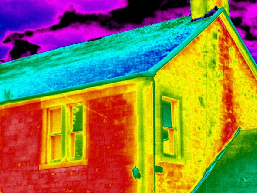 Thermal image of house with one wall insulated well and one insulated poorly (Green Building Advisor)